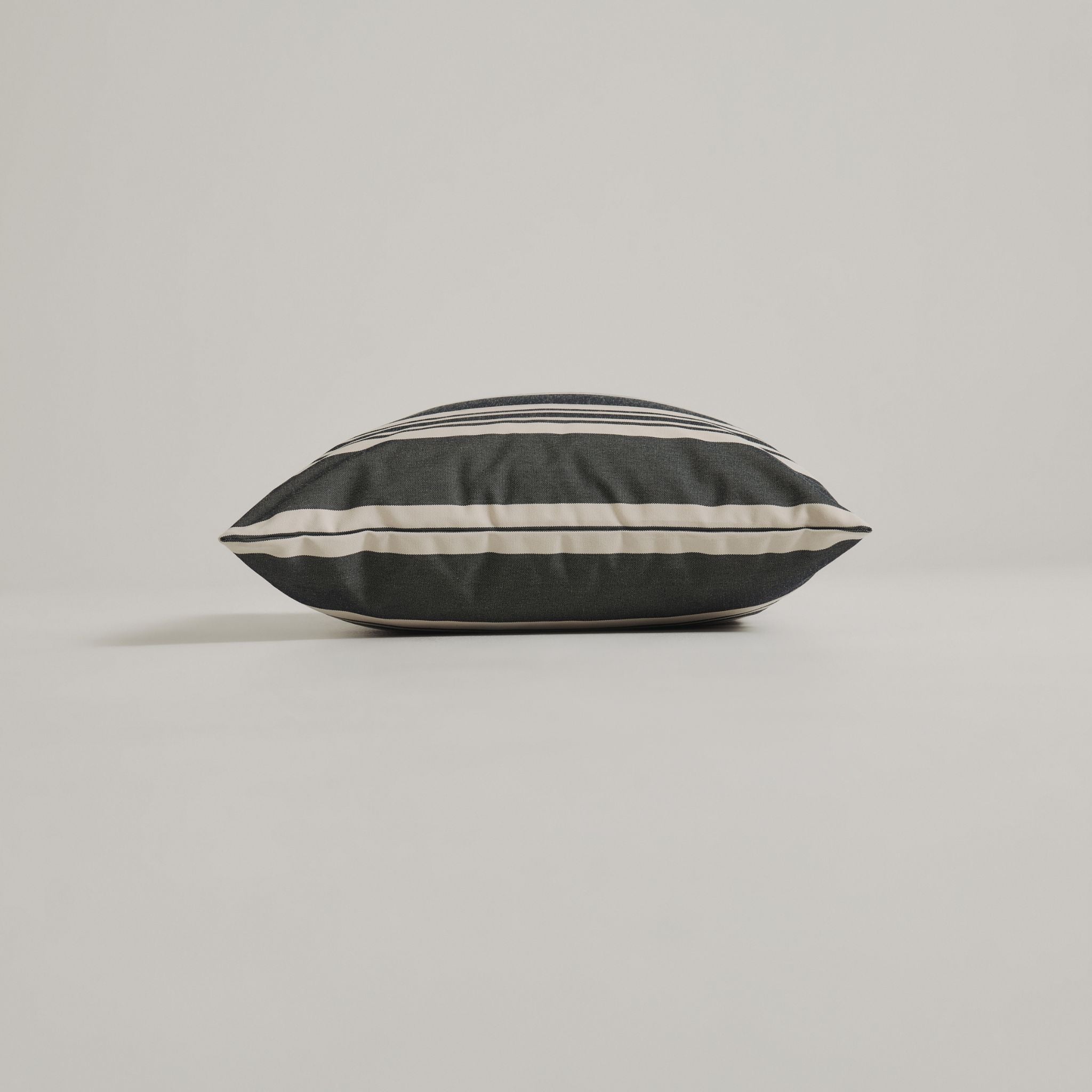 Outdoor Pillow 50x50 - Navy stripe