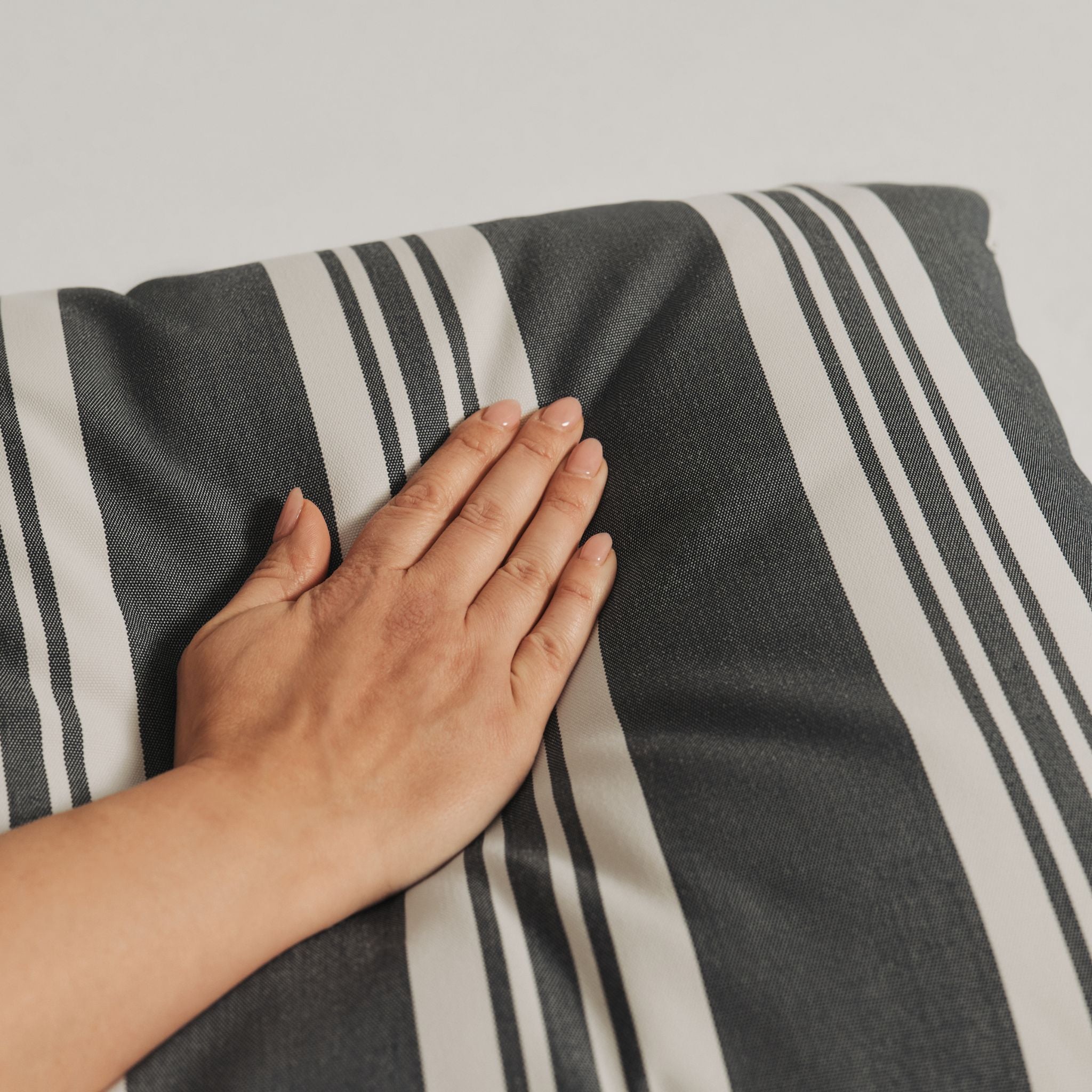 Outdoor Pillow 50x50 - Navy stripe