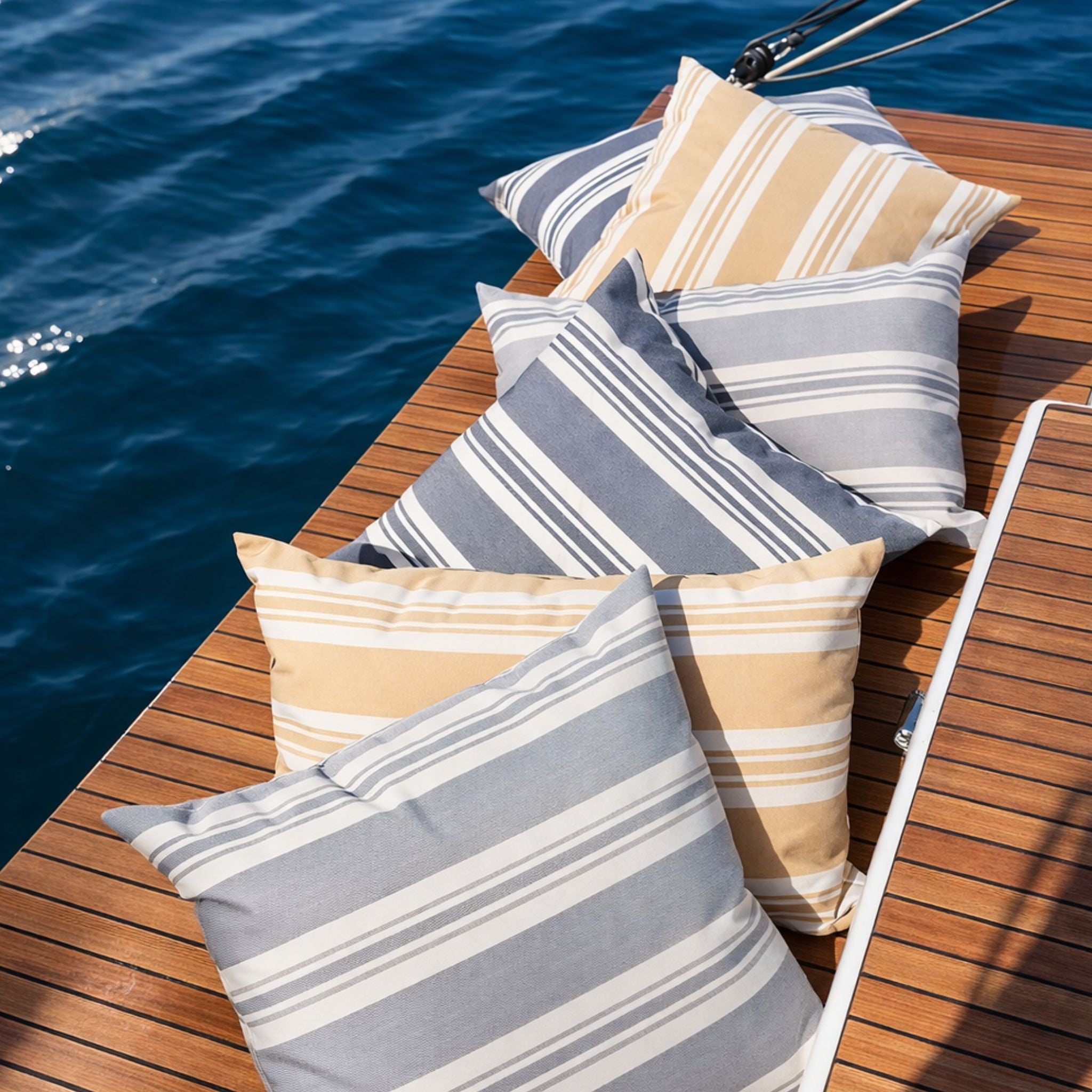 Outdoor Pillow 50x50 - Grey stripe