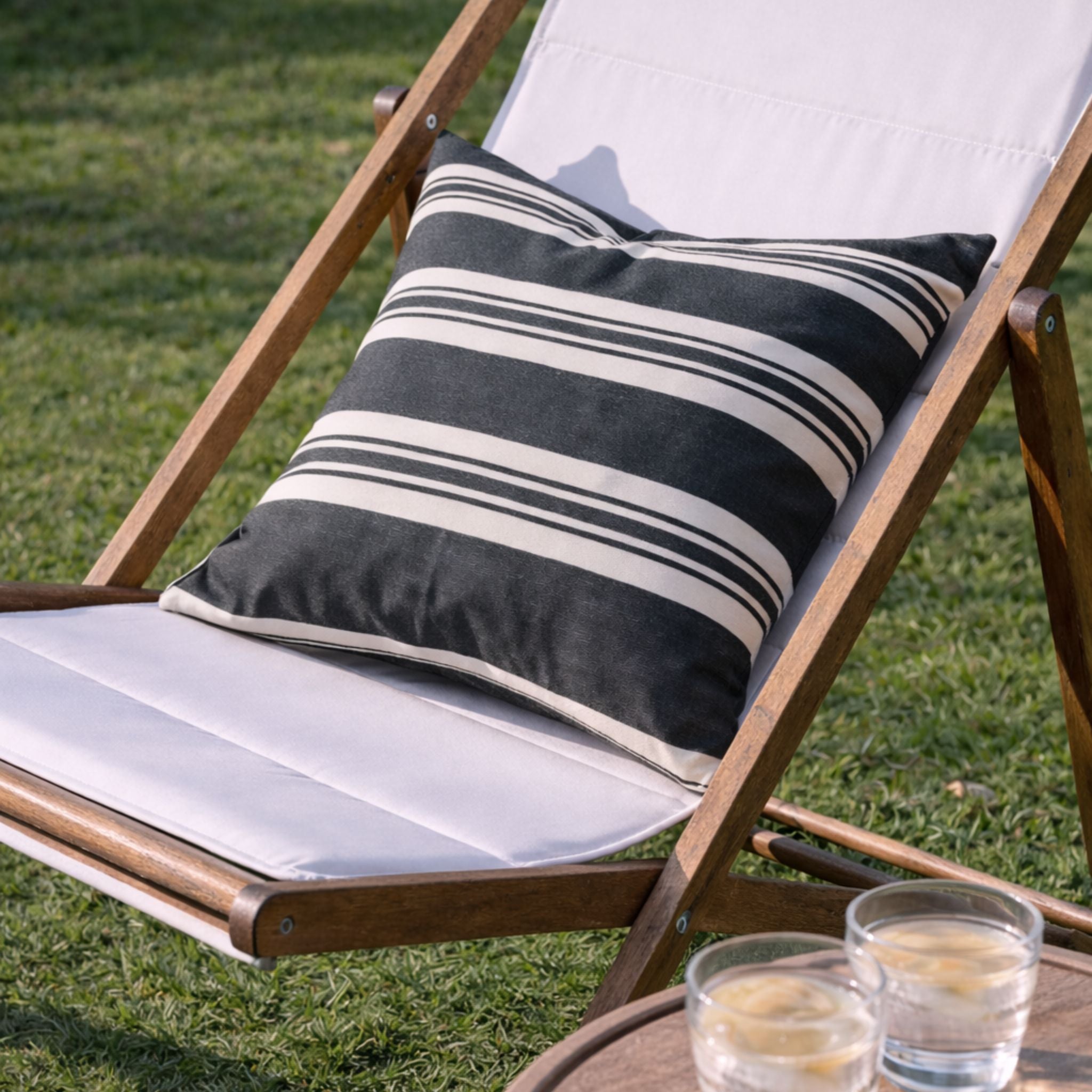 Outdoor Pillow 50x50 - Navy stripe